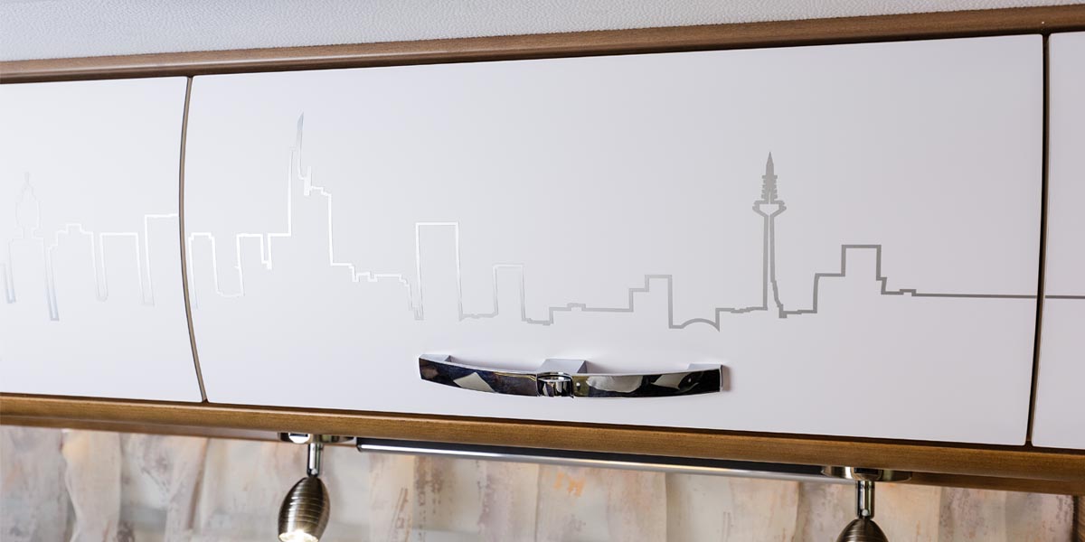 Bravia Van Swan 599 Edition Schrankdekor