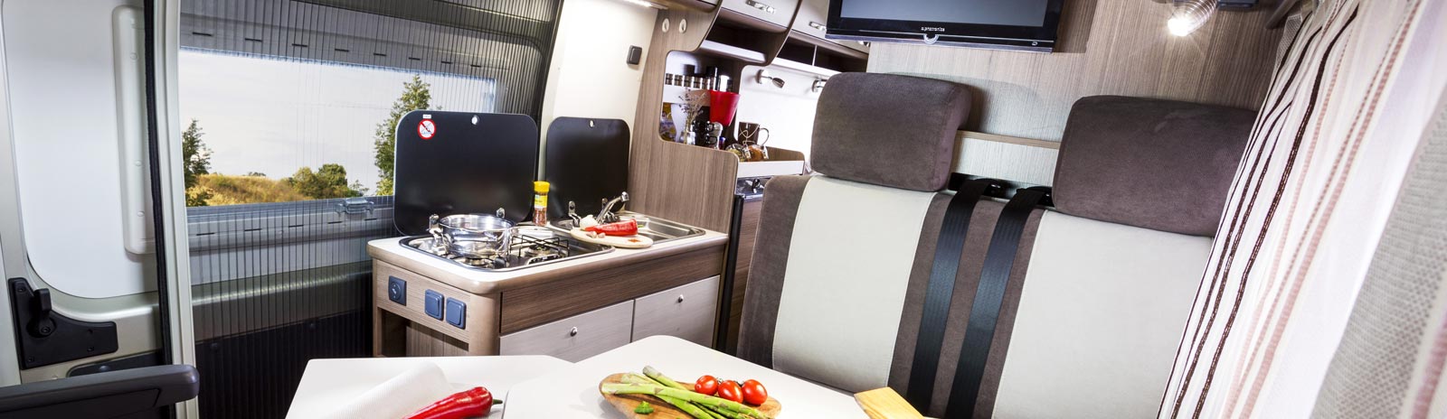 Reisemobile Münzer Bravia Van Innenfoto Sitzplatz und Küche